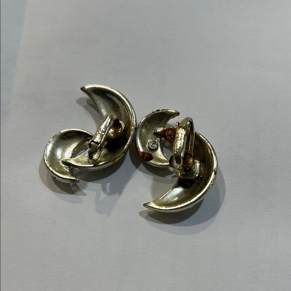 Elegant Vinatge Silver tone half moon clip on Earrings - Picture 5 of 7